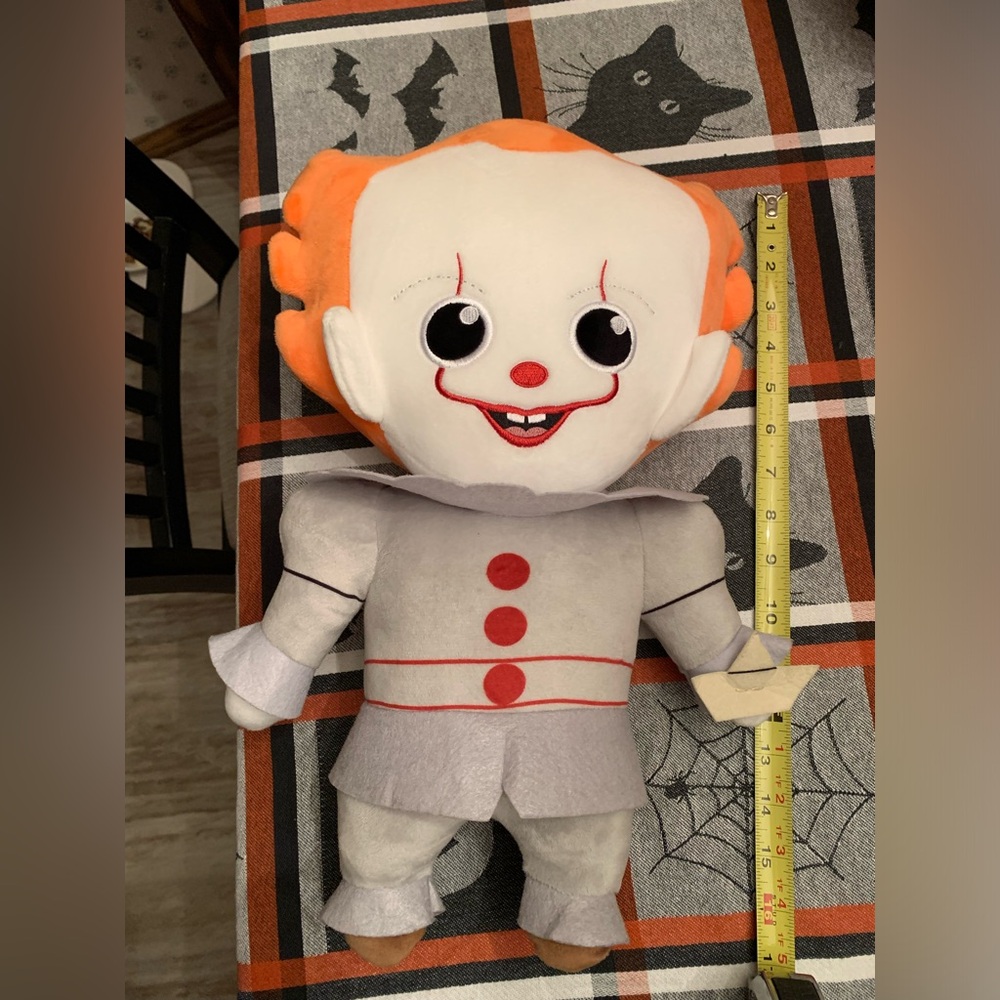 Kidrobot IT Pennywise the Dancing Clown vibrates moves back and forth. No tag